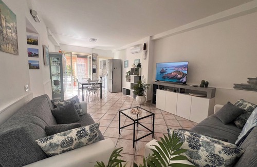Aci Trezza House | House a stone's throw from the sea