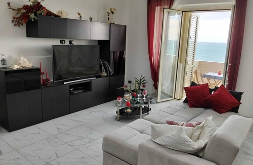 Grottasanta Apartment | House by the sea in Syracuse