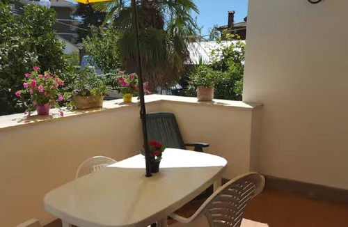 Cassia House | House in the green and private fenced parking lot. Metro train to downtown.