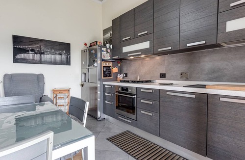 Marti House | House of Flowers holiday home with balcony and Wi-Fi