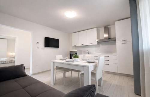 Camponogara Apartment | House with pool and park - Convenient for Venice and the sea!