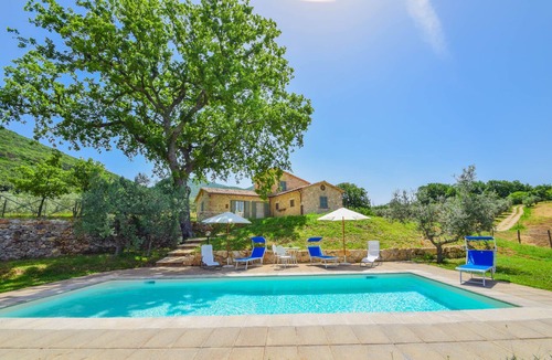 Montecchio House | House with private pool & fenced garden 3km from Montecchio. Very quiet area