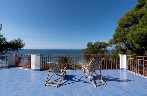 Santa Maria di Castellabate Apartment | House with terrace and direct access to the beach