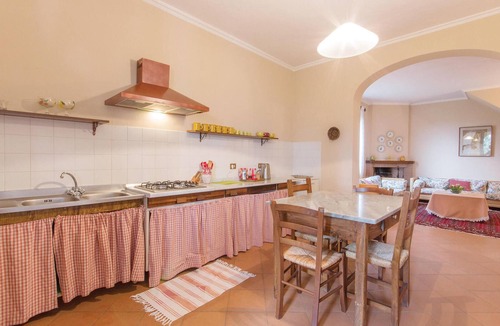 Castiglione del Lago House | Huge estate on Lago Montepulciano.