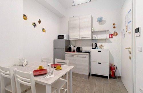 Municipio 2 Apartment | 'Il Centro' Apartment with Balcony, Wi-Fi and Air Conditioning