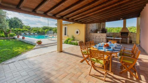 Ispica Villa | Il Giardino Dei Limoni 8, Emma Villas