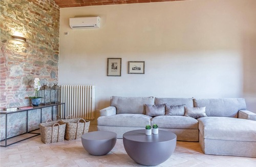 Foiano della Chiana House | In the middle of the Chiana Valley, on a slight hill, lies this magnificent Casale with private pool