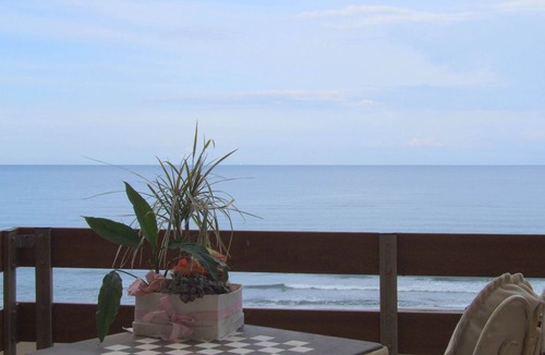 Marina di Castagneto Carducci Apartment | Flat directly by the sea, with stunning views from the terrace