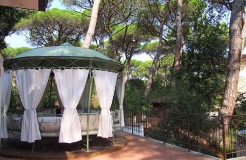 Marina di Castagneto Carducci Apartment | Relax on the large terrace, near the sea. Azaglia with air condition.