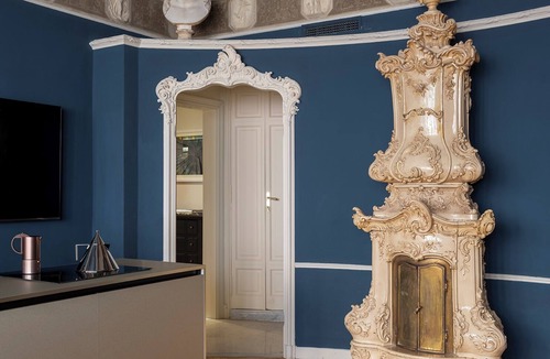 Rione III Colonna Apartment | Iustitia - Apartment with Frescoes