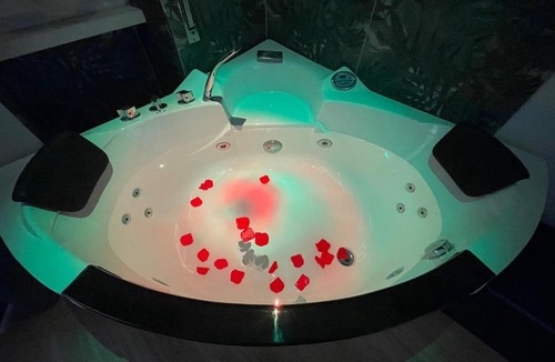 Monte Sacro Apartment | Jacuzzi Suite - Elegant Retreat in Conca D'oro