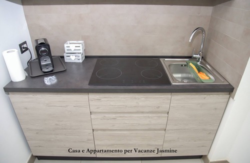 Aurelio Apartment | Jasmine Holiday House. Cozy and familiar Two-room apartment in Rome!