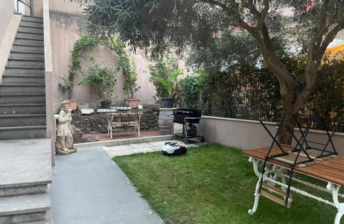 Monti Villa | JOIVY Exclusive 2-Bedroom Villa with Private Garden - 5 minutes from the Colosseum