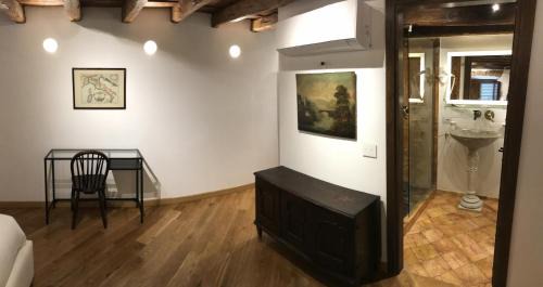 Rione VII Regola Apartment | La Casa Dei Marmi