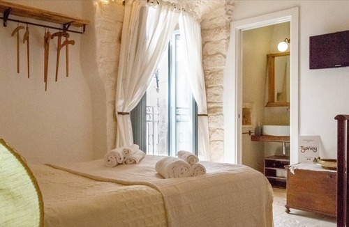 Old Town Cisternino Apartment | La Casa delle Rose by Typney