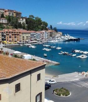 Porto Santo Stefano Apartment | La casetta in piazza