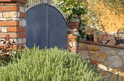 San Miniato Apartment | "La dolce pietra" Tourist Accommodation, nestled among the green hills of Samminiate