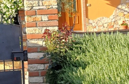 San Miniato Apartment | "La dolce pietra" Tourist Accommodation, nestled among the green hills of Samminiate