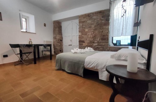 Assisi Apartment | La Suite di Santa Chiara by MyAssisiSuite - Dormi in una Casa del '400 - 125 mq, RARO PIANO TERRA - 3 Veri Letti Matrimoniali, Zero Divani Letto - LIVE CHECK-IN, No Key Box, 3 Real Beds, Jacuzzi - Mówimy po polsku