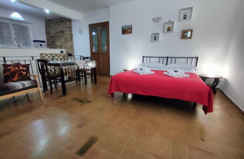 Assisi Apartment | La Suite di Santa Chiara by MyAssisiSuite - Dormi in una Casa del '400 - 125 mq, RARO PIANO TERRA - 3 Veri Letti Matrimoniali, Zero Divani Letto - LIVE CHECK-IN, No Key Box, 3 Real Beds, Jacuzzi - Mówimy po polsku