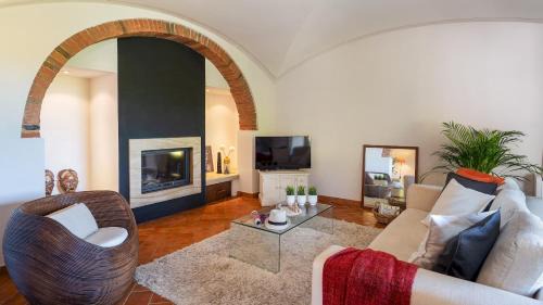 Lari Villa | La Villa nell'Isola Verde 12, Emma Villas
