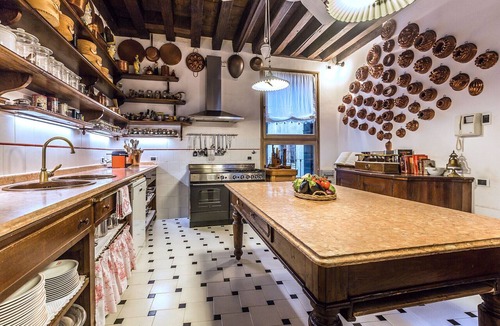 San Polo Apartment | Large Idyllic Venetian Noble Floor on Grand Canal