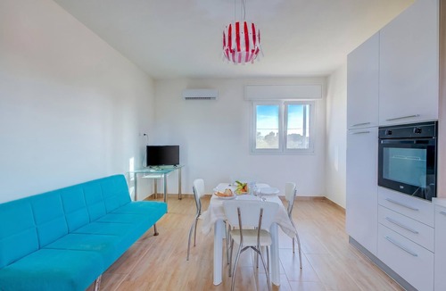 San Pietro in Bevagna Apartment | Le Bianche Apt 2 with Garden near The Sea