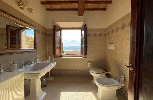 Castiglione del Lago Apartment | lemon Apt With Shared Pool And Garden, Castiglione del Lago, Italy