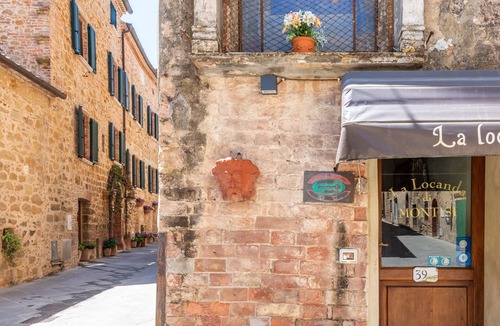 Santarello Apartment | Locanda Di Montisi Room La Giostra among the hills of Montalcino