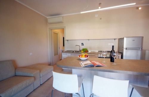 Procchio Apartment | Located just 200 meters from Procchio’s main street and about 600 meters from the beautiful sandy beach, this spacious four-room apartment is the ideal choice for anyone looking for a comfortable and relaxing vacation just a few minutes’ walk from the sea
