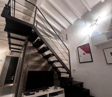 Porto Santo Stefano Apartment | Loft due livelli di design pubblicato su riviste architettura con due posti auto