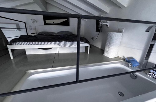 Porto Santo Stefano Apartment | Loft due livelli di design pubblicato su riviste architettura con due posti auto