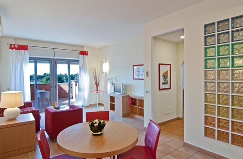 Zona XXX Castel Fusano Apartment | Long Stay Apartment Rome Area I Triangoli with backyard