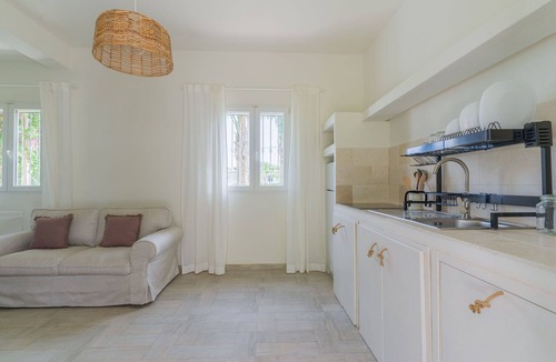 San Vito dei Normanni Villa | Lovely apartment in villa for 5 people with pool, A/C, WIFI, TV and veranda, close to Ostuni