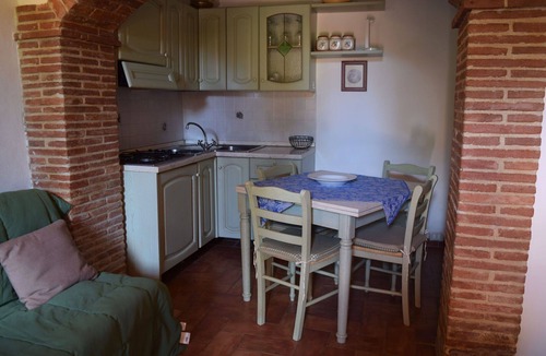 Castiglione del Lago Apartment | Lovely apartment for 4 people with WIFI, pool, TV, patio and pets allowed