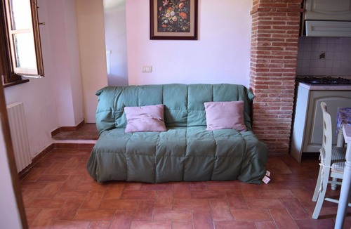 Castiglione del Lago Apartment | Lovely apartment for 4 people with WIFI, pool, TV, patio and pets allowed
