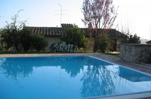 Colle di Val d'Elsa House | Lovely apartment in villa for 4 guests with pool, TV, patio and pets allowed