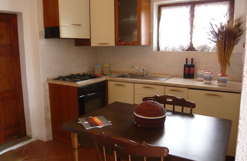 Il Poggio Apartment | Lovely apartment for 2 guests with pool, WIFI, TV, patio, pets allowed and panoramic view