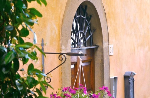 Cortona Old Town Apartment | Lovely apartment for 3 guests with WIFI, hot tub and TV