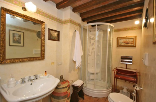 Cortona Old Town Apartment | Lovely apartment for 3 guests with WIFI, hot tub and TV