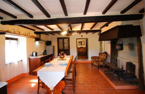 Pieve di Chio Apartment | Lovely apartment for 4 people with WIFI, pool, TV and balcony