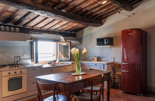 Cortona Old Town Apartment | Lovely apartment for 4 people with WIFI, A/C, TV, terrace, pets allowed and panoramic view