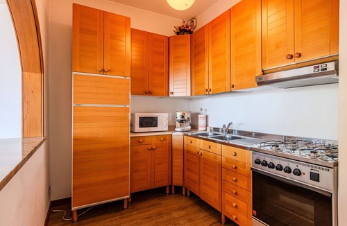 Ispra Apartment | Lovely apartment for 4 people with WIFI, A/C, TV and terrace