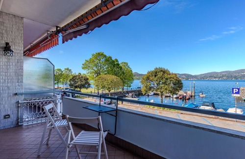 Ispra Apartment | Lovely apartment for 4 people with WIFI, A/C, TV and terrace