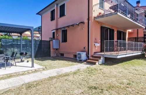Collodi Apartment | Lovely apartment for 6 people with A/C, TV, patio and pets allowed