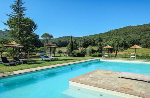 Montorsaio House | Lovely apartment in villa for 2 people with WIFI, pool, TV and patio