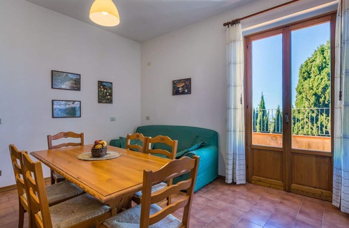 San Vivaldo Villa | Lovely apartment in villa with pool, WIFI, TV, terrace, pets allowed and panoramic view