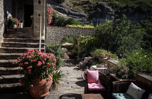 Roccafluvione Villa | Lovely apartment in villa for 5 guests with WIFI, TV, patio and pets allowed, close to Ascoli Pi.
