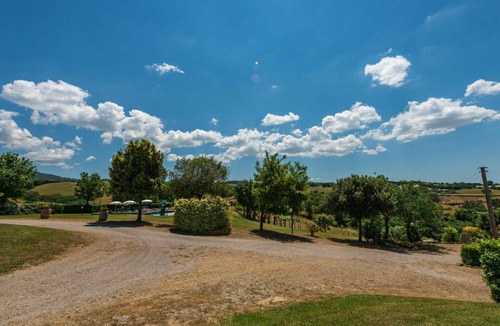 Scansano Villa | Lovely apartment in villa for 4 guests with pool, A/C, WIFI, TV, terrace and pets allowed