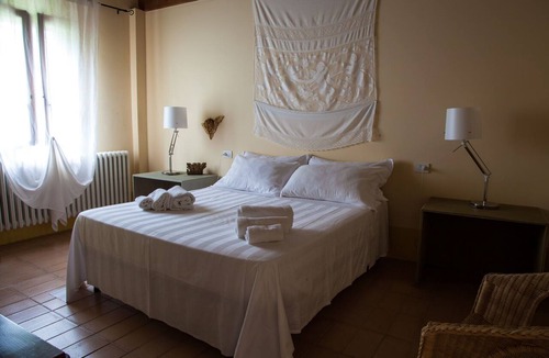 Fossombrone Other | Lovely apartment for 3 guests with WIFI, A/C, pool, TV and pets allowed